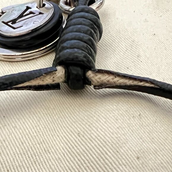 $695 Authentic LOUIS VUITTON Made in ITALY Unisex Leather Metal Charm Keyring - Picture 10 of 10